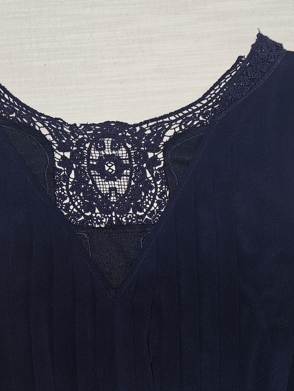 Jessica Simpson Navy Blue Chiffon Pleated Dress, Size 6, Lace Trim V-Neck - Picture 5 of 9
